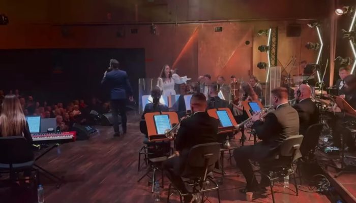 UWAGA KONKURS🍀

Pamiętacie kolorowe i barwne próby @emma__experience Orkiestra u nas w szkole? Pora na pokazanie efektu końcowego - nagrania z koncertu ✨💫! 

Zachęcamy do obejrzenia filmu znajdującego się pod linkiem, a kto będzie wiedział ile osób z kadry naszej szkoły bierze udział w tym projekcie - niech pisze w komentarzach ile! Przewidujemy słodką nagrodę dla osoby, która jako pierwsza poda poprawną odpowiedź! 🤞🏻
https://youtu.be/RWaoRCIgNWc?si=aDr-RRwxqygGMAzd