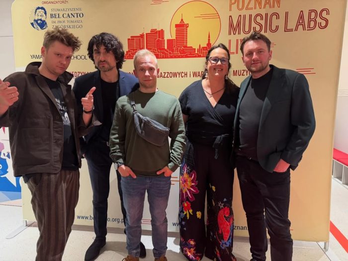 MOCNO GITAROWO 💥i JA💤OWO

W ciągu tygodnia wszelkie zajęcia odbywają się zgodnie z planem, a w weekendy….. też tętni życie!!

Na zawsze zapamiętamy minioną sobotę, mocno gitarową i jazzową, podczas której odbywały się warsztaty i koncert Attila Muehl Band. 

Wirtuozi swoich instrumentów, których mieliśmy szczęście i zaszczyt gościć w ramach współorganizowanego przez naszą szkołę projektu Poznań Music Labs Live to Attila Muehl 🎸, Maciej Kądziela 🎷, Damian Kostka 🚀i Adam Zagórski 🥁; przeprowadzili warsztaty, których zwieńczeniem był wybitny koncert. 

Było tak wspaniale, że chwilowo mamy problem z doborem odpowiednich słów by opisać ogrom świetnej muzyki, dobra i wspaniałych emocji, których doświadczyli uczestnicy tych wydarzeń. 

Bardzo dziękujemy za obecność i zawsze serdecznie zapraszamy do naszej wyjątkowej i świetnie przygotowanej do takich inicjatyw szkoły!

@attilamuehl 
@macman.sax 
@damiankostkabass 
@ejzet_music