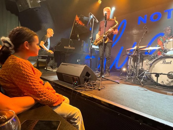 WIECZÓR ZAPAMIĘTANY NA CAŁE ŻYCIE 🥹🎷♥️

Minionego wieczoru w klubie @bluenotepoznan odbył się fenomenalny koncert legendy jazzu, zespołu @yellowjackets_music 

Dzięki naszej współpracy z klubem Blue Note Poznań, do udziału w koncercie została zaproszona Zosia, najmłodsza saksofonistka z naszej szkoły - bardzo utalentowana i bardzo pracowita. 

Bob Mintzer, znany wszystkim saksofonistom ceniony muzyk i pedagog, który od początku lat 90tych zeszłego wieku jest członkiem zespołu Yellowjackets, jest dla Zosi ogromną inspiracją. 

Przy ogromnym wsparciu swojego nauczyciela gry na saksofonie, którym jest Paweł Pełczyński, Zosia już za 2 tygodnie zaprezentuje na koncercie semestralnym jedną z kompozycji Boba Mintzera. Nad kolejnymi utworami już pracuje. 

Nie do opisania jest nasze szczęście i wzruszenie 🥹 

@bobmintzer @pawko_muzykant