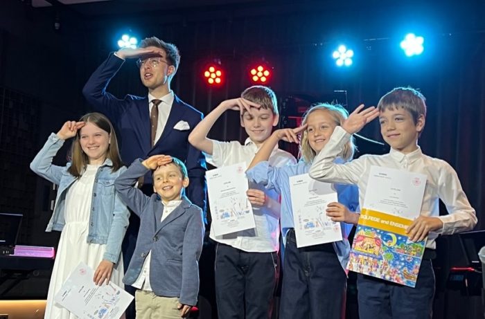 SEZON KONCERTÓW UCZNIOWSKICH ROZPOCZĘTY 🎵🎶🪩👏

W minioną niedzielę najbardziej zaawansowani uczniowie, których prowadzi Bartłomiej Karwański, pokazali na scenie naszej sali koncertowej swoje umiejętności i pasję do muzyki. 

Ukończyli program Junior Extension Course i Junior Step Course. Zabrzmiały 4 kompozycje (!), piosenki, utwory zespołowe oraz solowe.

Wszystkim występującym oraz panu Bartkowi serdecznie gratulujemy wspaniałych prezentacji!! ♥️

@bartlomiejkarwanski