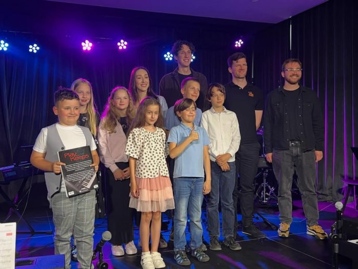 🥇DUMA I WZRUSZENIE🥹

Podczas tego weekendu scena w Szkole zapłonęła!!! 🔥🔥🔥

W trakcie trzydniowego maratonu koncertowego zaprezentowali się Uczniowie wszystkich klas! Wybrzmiał mocno zróżnicowany repertuar, słychać doskonale były te setki godzin poświęconych na ćwiczenia podczas lekcji i w domu, pokazując niesamowity rozwój umiejętności i kompetencji. 

Było wiele emocji - najwspanialszych! Duma! Wzruszenie! Radość! Artyści często zmagali się też z tremą, ale z wsparciem swoich osobistych fanklubów i nauczycieli, doskonale sobie poradzili z wszelkimi wyzwaniami. 

Wszystkim występującym ślemy najszczersze gratulacje prosto z głębi serca! ♥️

Wszystkim nauczycielom winszujemy tego wspólnego, ogromnego sukcesu❣️💘🫶🏻

Szczególne podziękowania składamy na ręce najwspanialszej Joanny Niedzielskiej, która doskonale koordynowała przebieg całego kolosalnego projektu pod tytułem „koncerty semestralne” 😘

Za realizację dźwięku jesteśmy wdzięczni firmie SoS Technika, którą reprezentował Paweł Kortas. Za realizację video serdecznie dzięki firmie Hirundo Productions - wkrótce podzielimy się pamiątką w formie filmów. 

Wielkie brawa i podziękowania dla wszystkich!!! 👏👏👏

@bartlomiejkarwanski @emma_experience @slawektoklowicz @sanplast_rajewski @pawko_muzykant @jakub.koza @makowska_sylwia @tomo.tu @julkamroz @kasia_kochaniecka @magdalenaficner @ten_prawdziwy_siwy @mateuszsandurski @tusia_nowak @dominik_karkoszka @kajtkowy @jo_anna_niedzielska 
@sostechnika @hirundo.productions